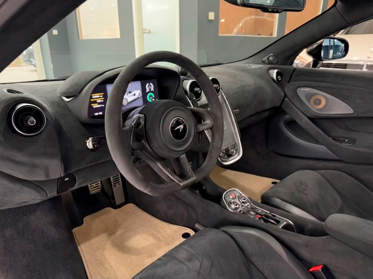 Customizable Leather Floor Mats with Symmetrical Hex Pattern for McLaren 600LT (2018-2020) - AutoWin