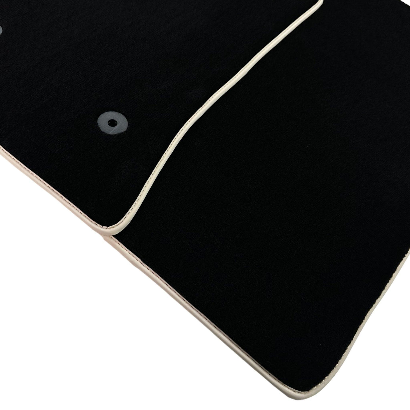 Black Floor Mats For Mitsubishi Pajero V80 (2006-2011) - AutoWin